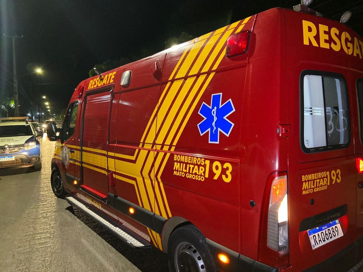 Mulher aceita convite para dançar em festa, marido não gosta e esfaqueia os dois