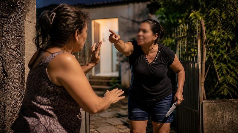 Mulher é ferida com pedrada e ameaçada com faca por vizinha