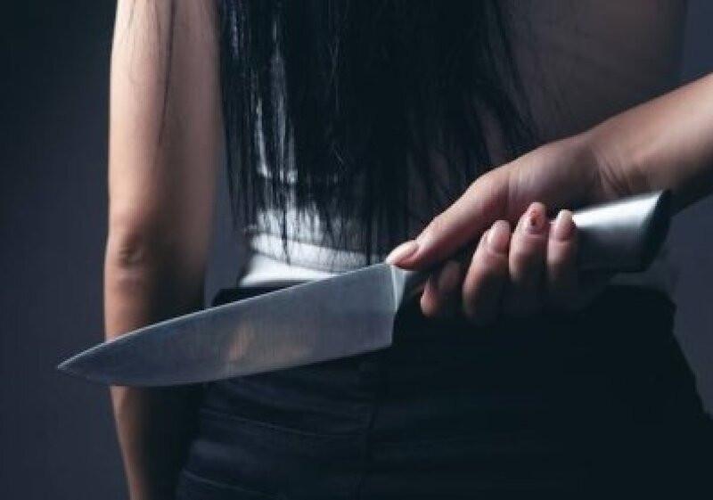 Mulher esfaqueia marido após descobrir mensagens íntimas com outra