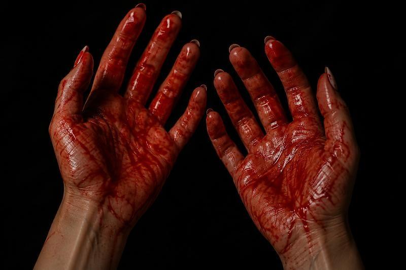 Mulher foi encontrada nua, ensanguentada e com cortes profundos nos seios após ataque brutal do marido 