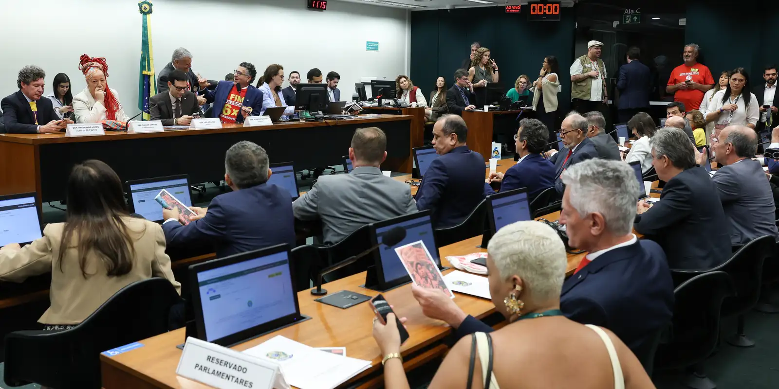 Oposição critica PEC que visa encerrar escala 6x1 em votação na Comissão