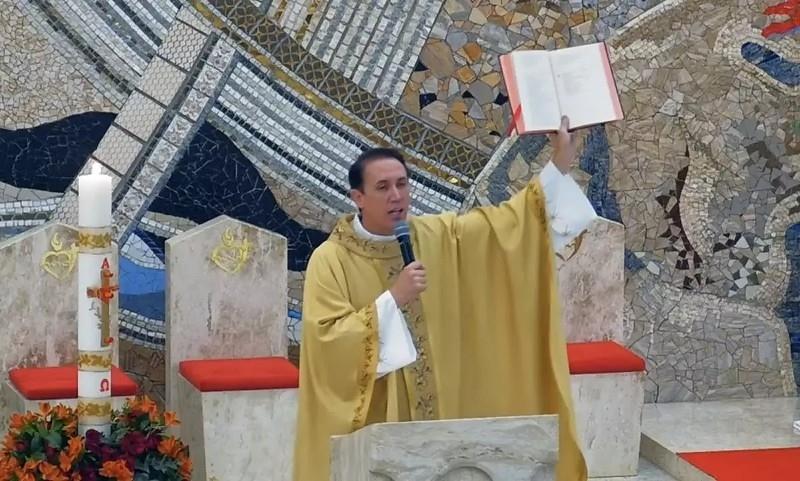 Padre viraliza após chamar fiéis de “vadios e preguiçosos” durante missa; vídeo