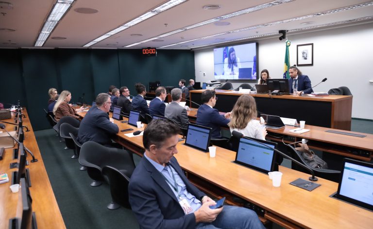 Debate na Câmara defende prorrogação do Fust para conectar escolas à internet