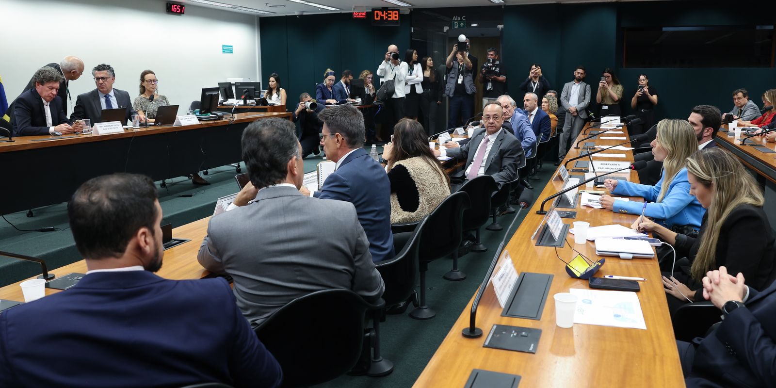 Pedido de vista adia votação da PEC 221/19 sobre a jornada de trabalho
