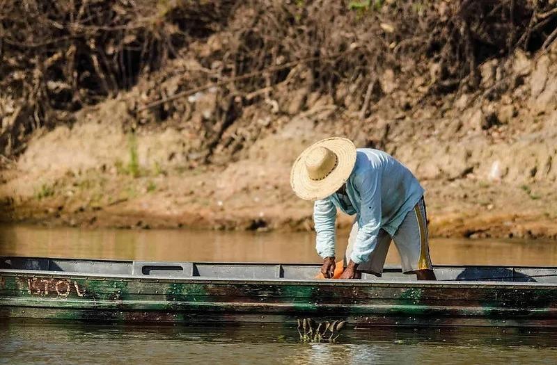 Pescadores relatam depressão, fome e casos de suicídio após lei da pesca