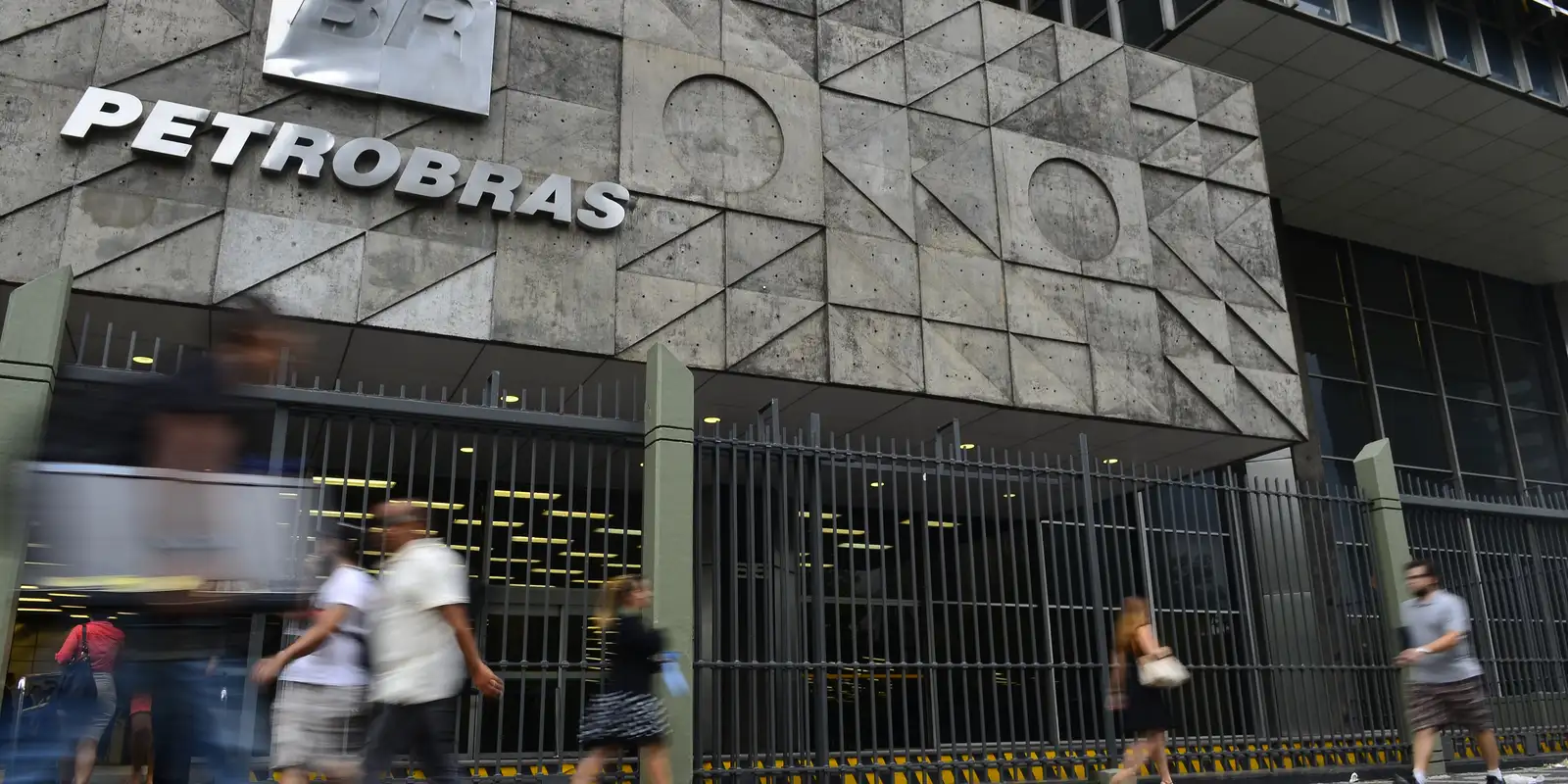 Petrobras reajusta preço da gasolina em R$ 0,04 para distribuidoras