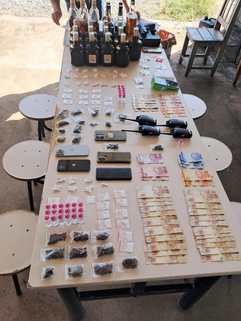 PM de Barra do Bugres encerra festa de facção criminosa que tinha drogas e presença de adolescentes.