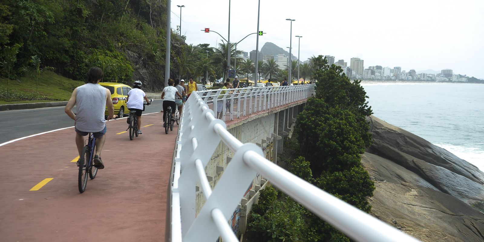 Ciclovia Tim Maia no Rio é fechada devido a ressaca e ondas de 2 metros