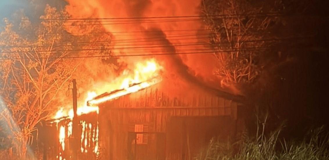 Preso homem que incendiou casa da própria mãe em Mato Grosso