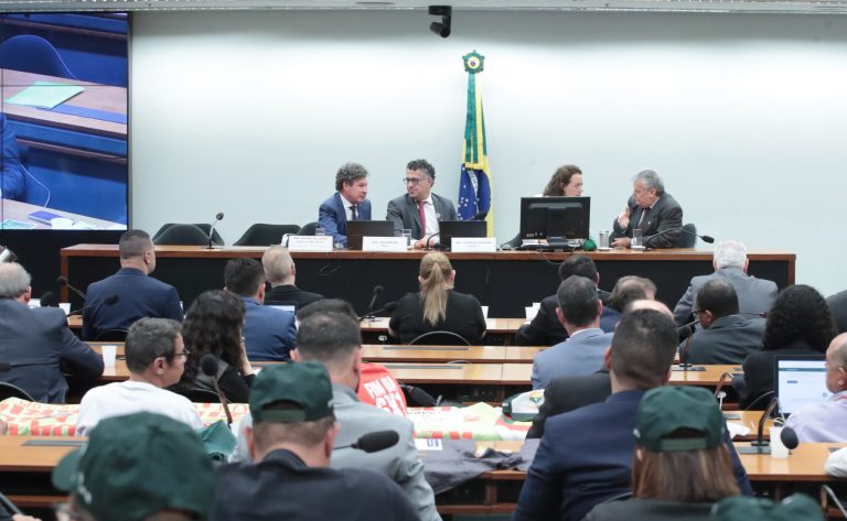 Centrais sindicais defendem fim imediato da escala 6x1 na Câmara