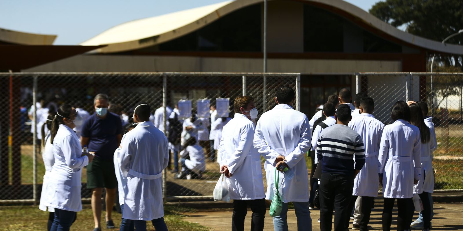 Revalida 2026/1 define nota de corte de 59 pontos para médicos estrangeiros