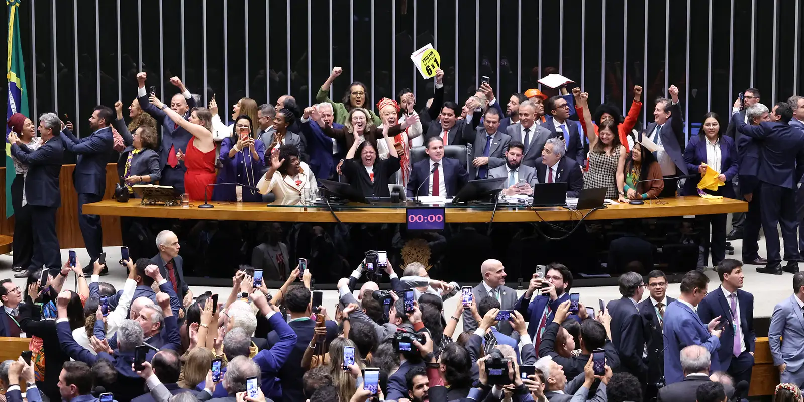 Deputados aprovam PEC que põe fim à escala 6x1