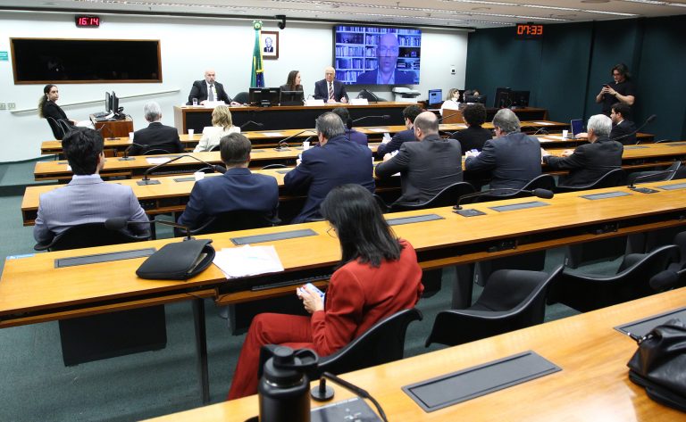 Empresários exigem redução de encargos trabalhistas e criticam fim da escala 6x1 em debate sobre o custo Brasil