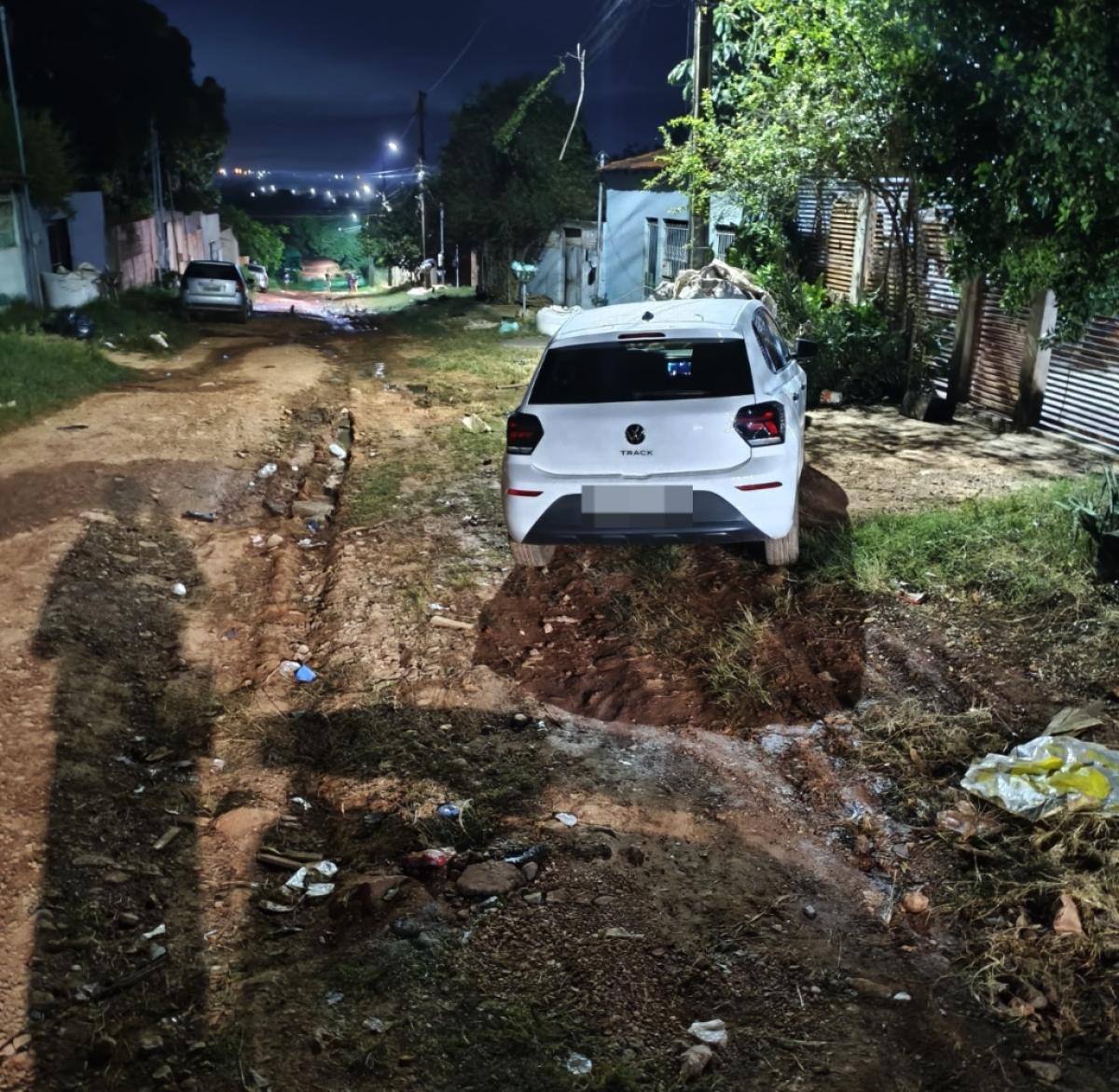 Traficantes são presos após roubar e 'depenar' carro de taxi