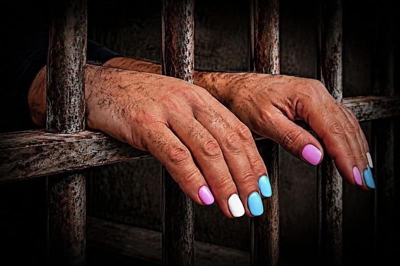 Transexuais denunciam estupros e agressões por homens que fingem ser mulheres dentro de penitenciária 