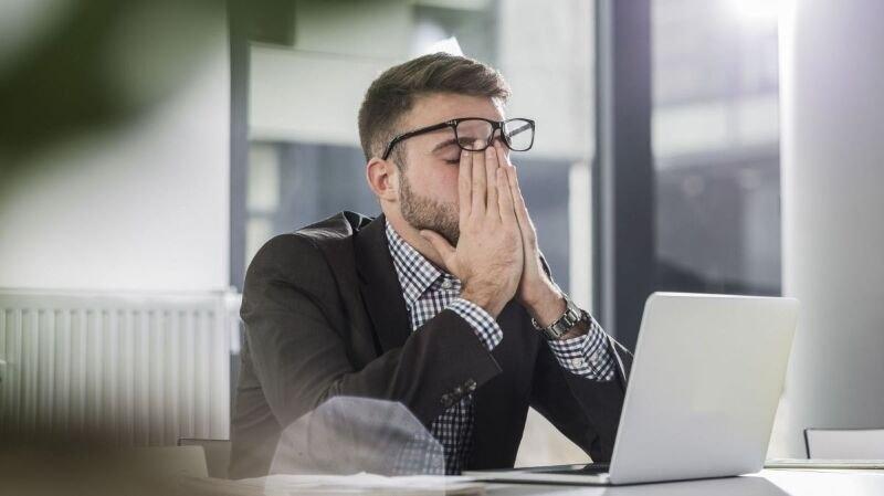8 Sinais Silenciosos de Exaustão Mental que o Trabalho Esconde