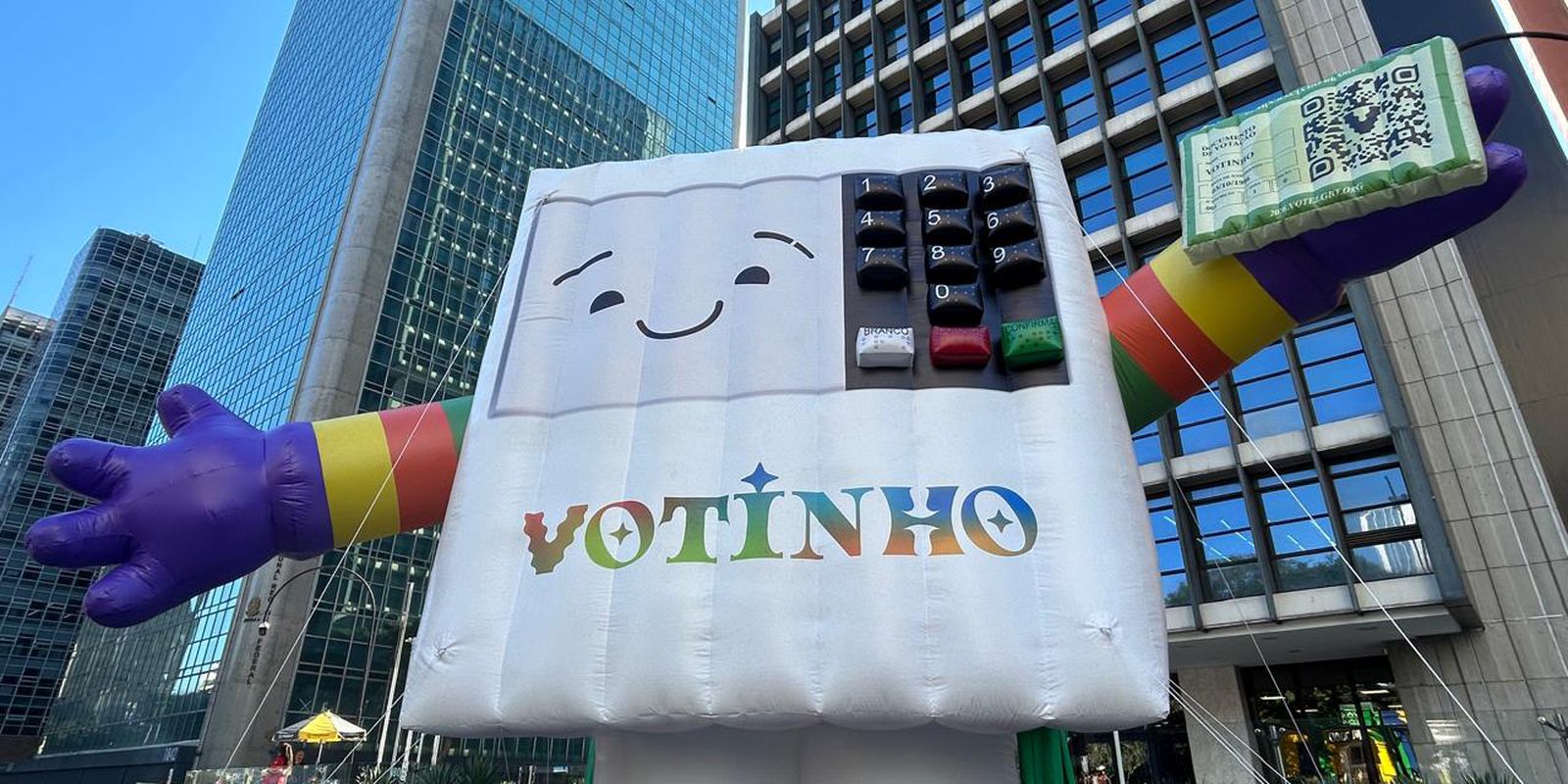 30ª Parada do Orgulho LGBT+ em SP destaca a importância do voto democrático