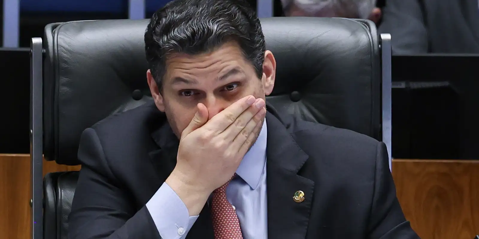 Silêncio de Alcolumbre marca debate sobre PEC da jornada de trabalho no Senado
