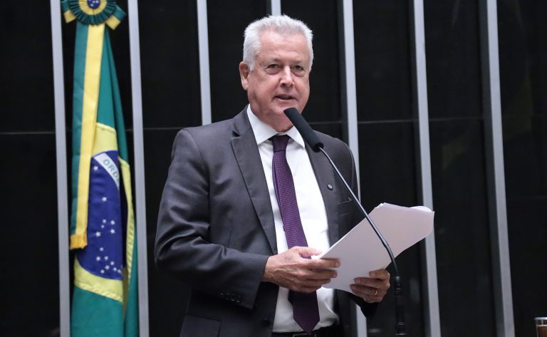 Câmara aprova projeto que fortalece a proteção da indústria nacional em licitações públicas