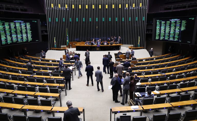 Câmara dos Deputados aprova atestado para acompanhamento de criança doente