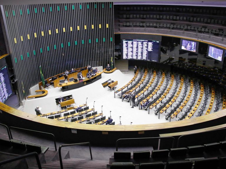 Câmara dos Deputados pode votar propostas para combater o feminicídio e estabilizar preços de combustíveis