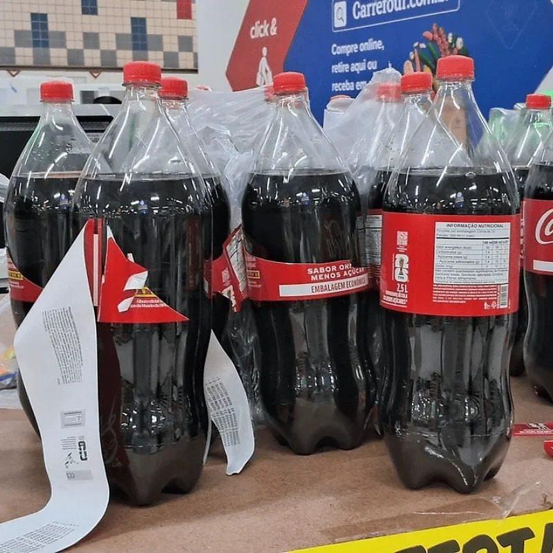 Campanha da Coca-Cola com figurinhas da Copa gera vandalismo em supermercados e pode levar consumidores à prisão