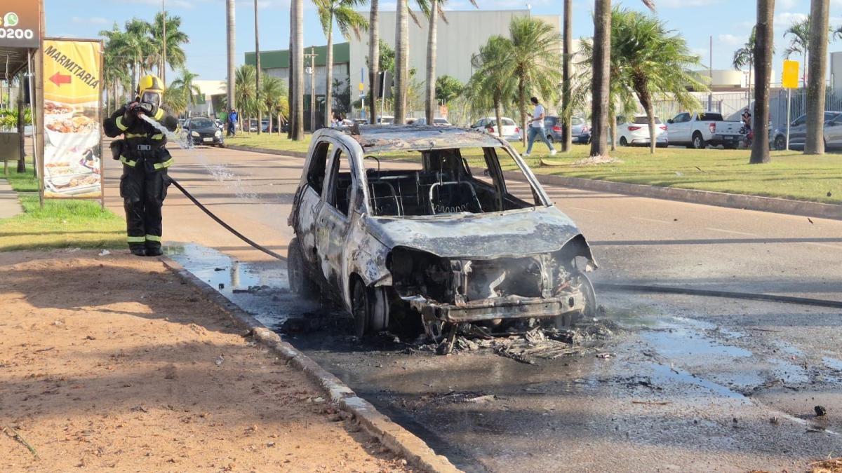 Carro pega fogo no meio do trânsito em Sinop; motorista conseguiu escapar