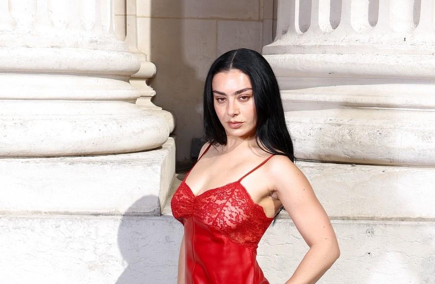 Charli XCX vira o centro das atenções em Paris com o acessório perfeito contra onda de calor