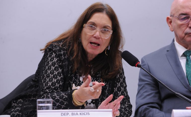Comissão da Câmara aprova medidas de conscientização e campanha sobre a fibromialgia