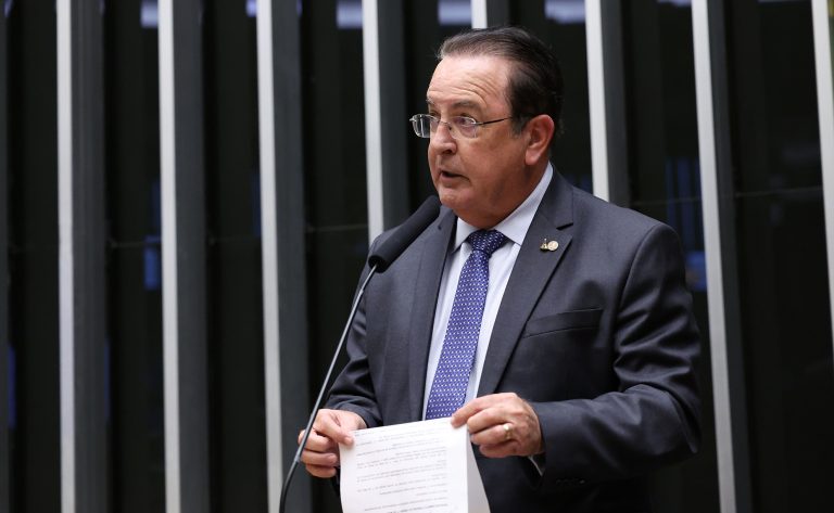 Comissão da Câmara aprova projeto para estender estágio após conclusão de curso