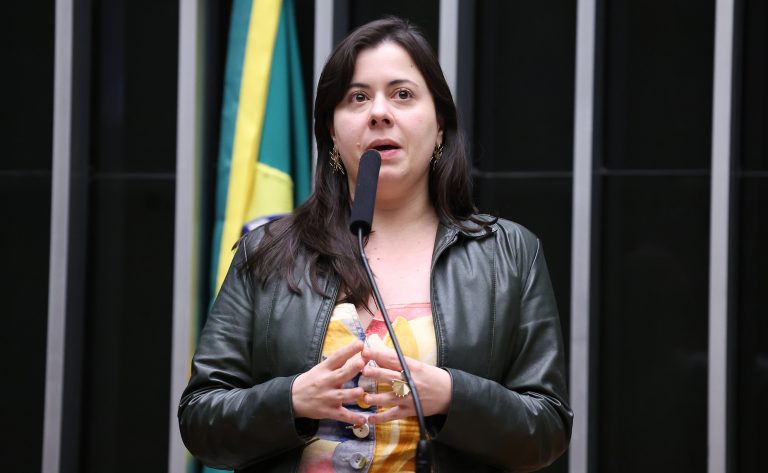 Comissão aprova oferta de livros digitais gratuitos pelo poder público em escolas públicas