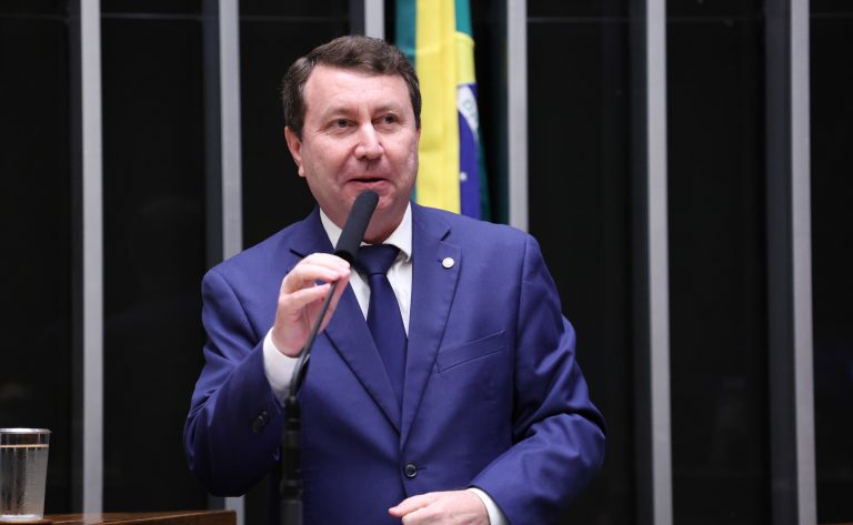 Comissão na Câmara aprova proteção ao consumidor em uso de inteligência artificial