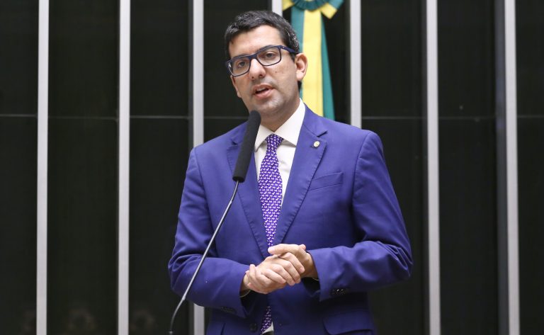 Comissão aprova redução gradual de microplásticos em cosméticos e produtos de higiene pessoal