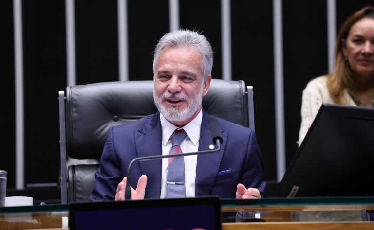 Câmara dos Deputados aprova regras para óculos inteligentes no trânsito e proteção de dados