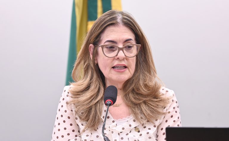 Comissão de Trabalho aprova novas regras para uniformes, protegendo a dignidade do empregado