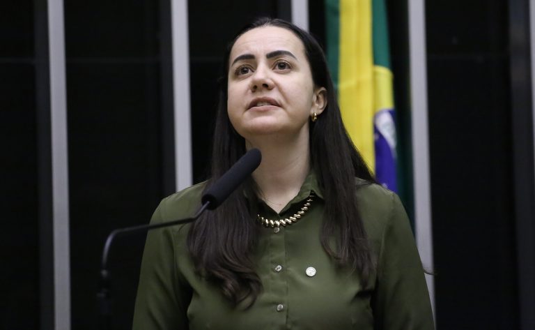 Gestores escolares precisarão de noções de Libras após aprovação em comissão