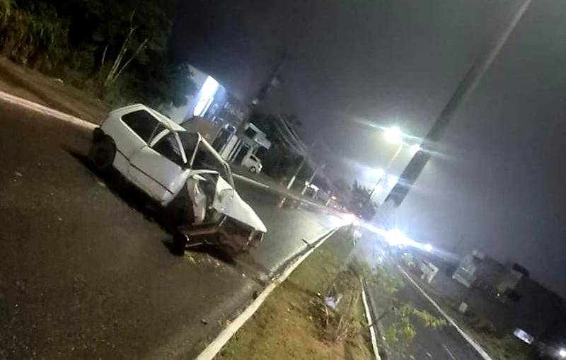 Condutor sem CNH bateu carro em poste em Diamantino e foi levado ao hospital
