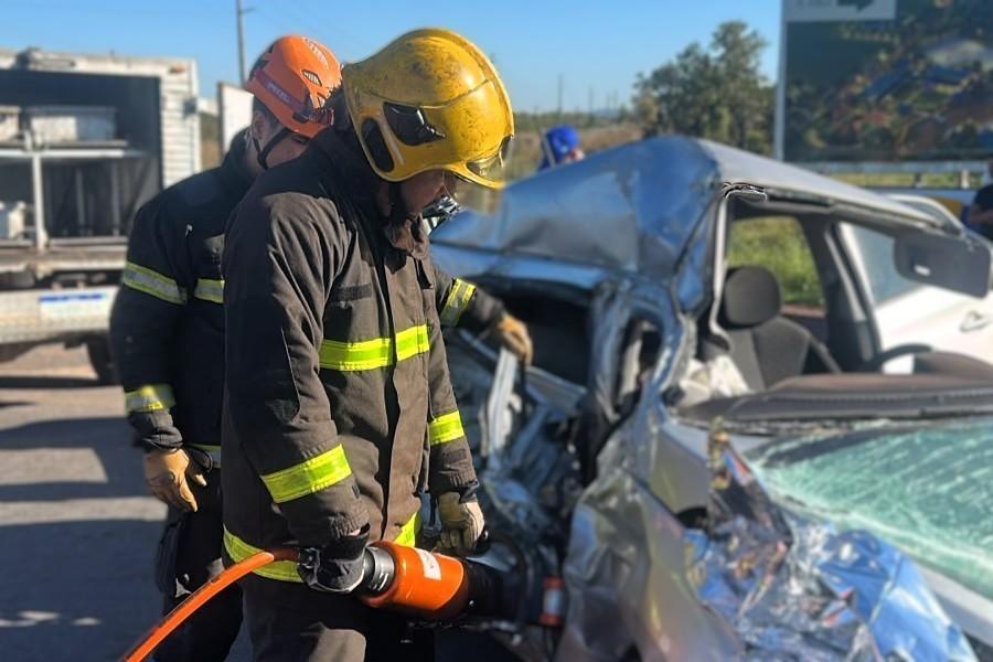 Corpo de Bombeiros resgata três vítimas presas às ferragens após grave acidente na MT-010