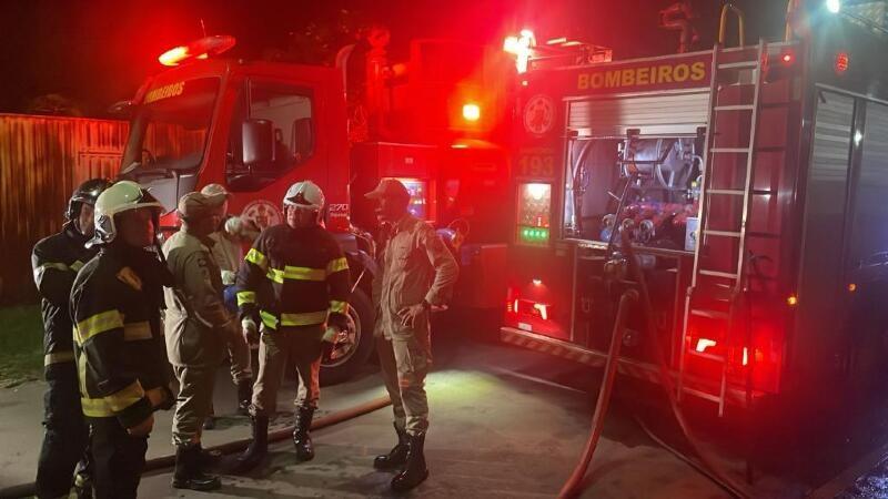 Depois de briga com esposa, homem tranca filhos em casa e põe fogo no imóvel