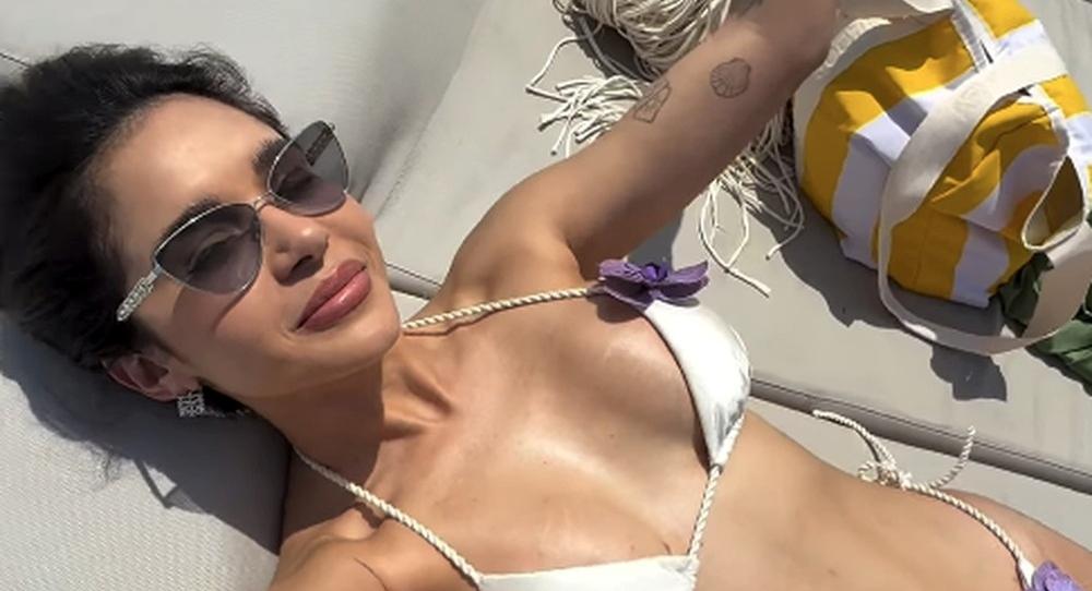 Ex-BBB Gizelly Bicalho posa de biquíni em iate durante viagem luxuosa a Saint-Tropez