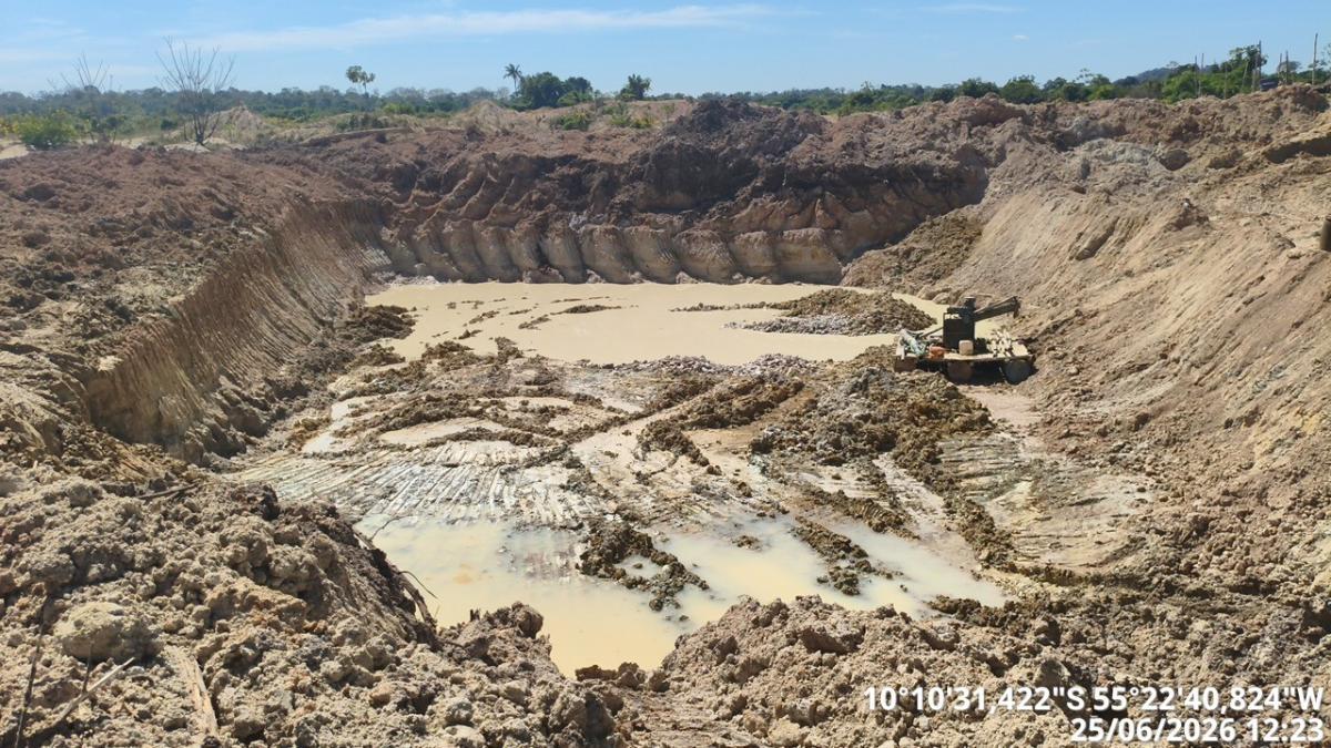 Garimpos clandestinos são desmantelados pela PM durante fiscalização de área embargada no norte de MT