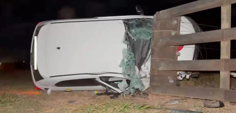 Golzinho perde controle, capota e fica pendurado em porteira 