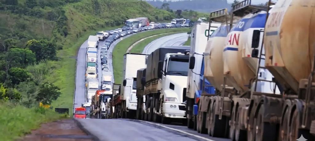 Grave Engavetamento com Quatro Carretas Deixa Dois Motoristas em Estado Grave na BR-364 em Rosário Oeste