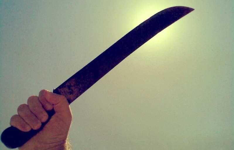 Homem invade casa da ex, ataca companheiro dela com facão e foge em MT