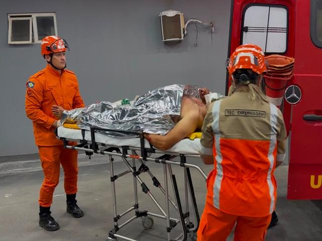 Homem leva cerca de 10 facadas na praça da prefeitura e é socorrido pelos bombeiros
