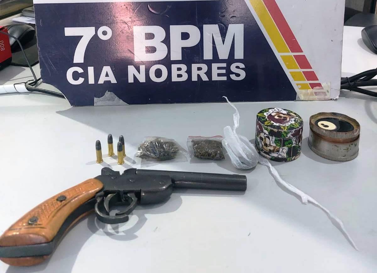 Infração de trânsito banal por uso de chinelo entrega dupla armada e com drogas em Nobres