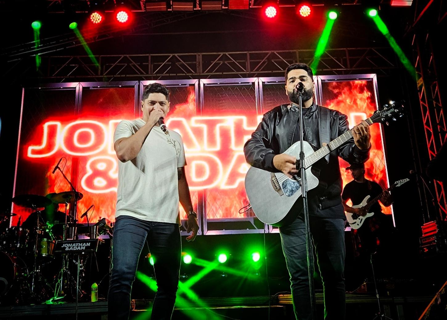 Jonathan e Adam Lotam a Praça e Emocionam Rosário Oeste no Aniversário da Cidade: “Essa é Nossa Casa!”