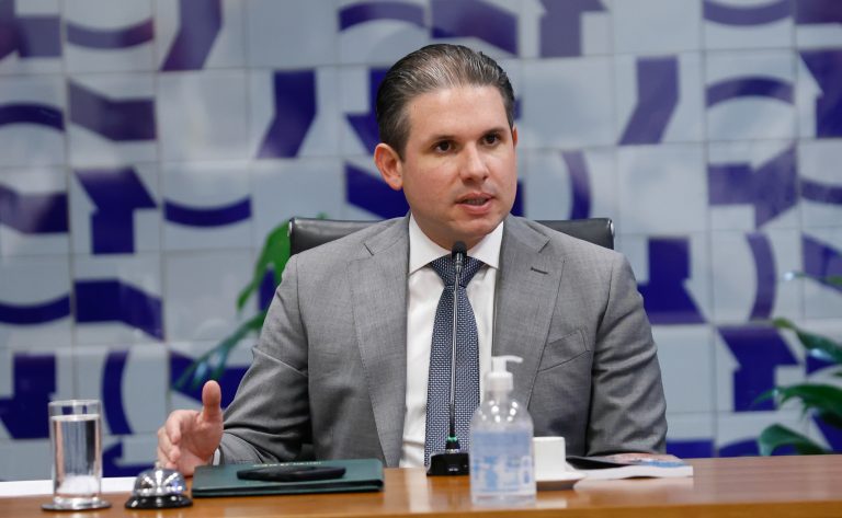Câmara dos Deputados discute fim da escala 6x1 e medidas contra a misoginia