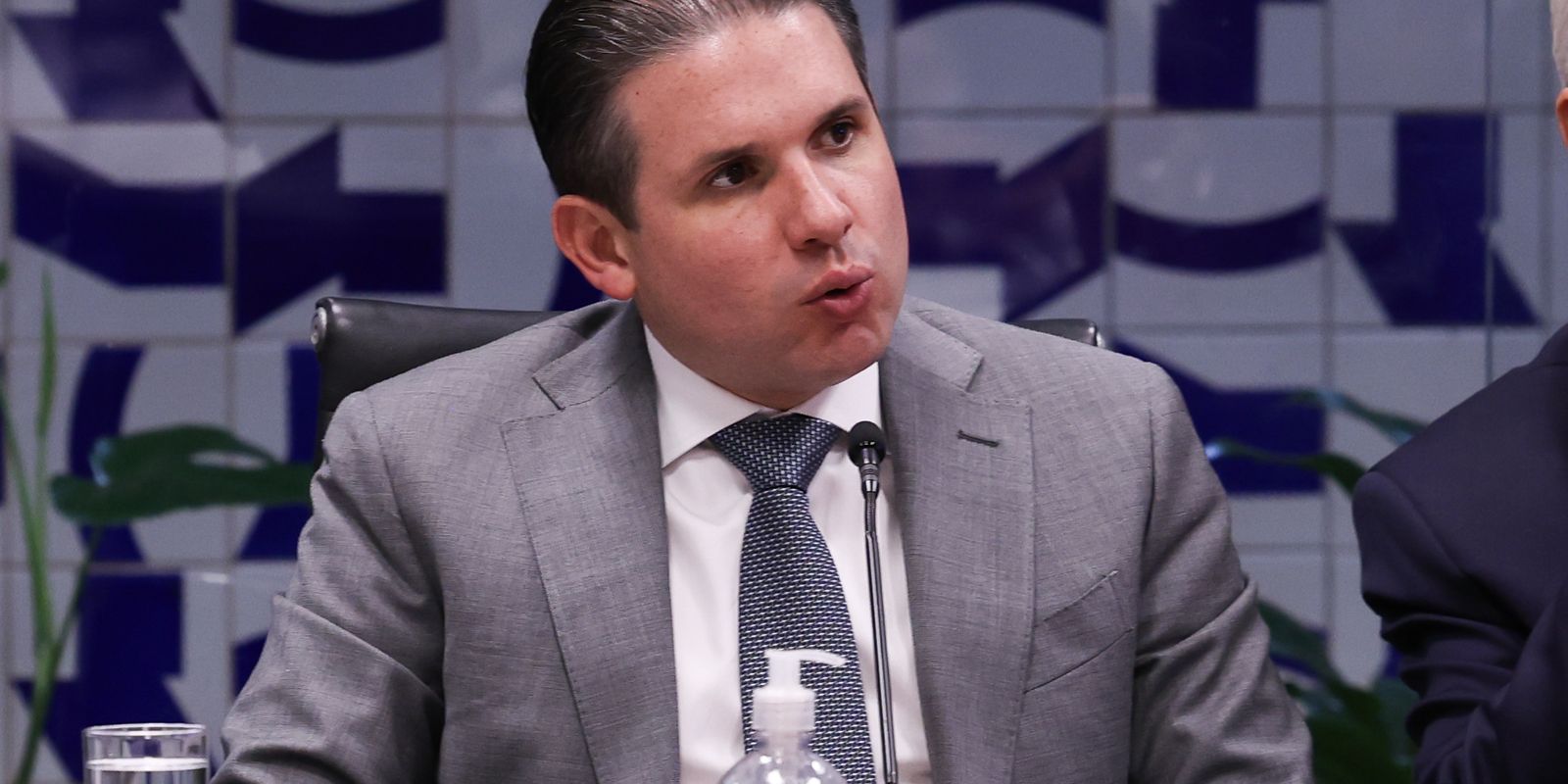 Hugo Motta convoca líderes para discutir fim da escala 6x1