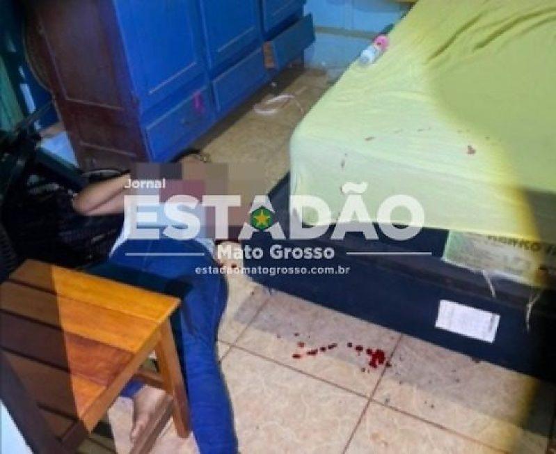 Mulher é morta a tiros dentro de casa; marido foge com as filhas em MT